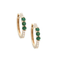 Aretes Huggie con Hilera de Piedras de Color y Diamantes en Oro Amarillo 14k — Esmeralda