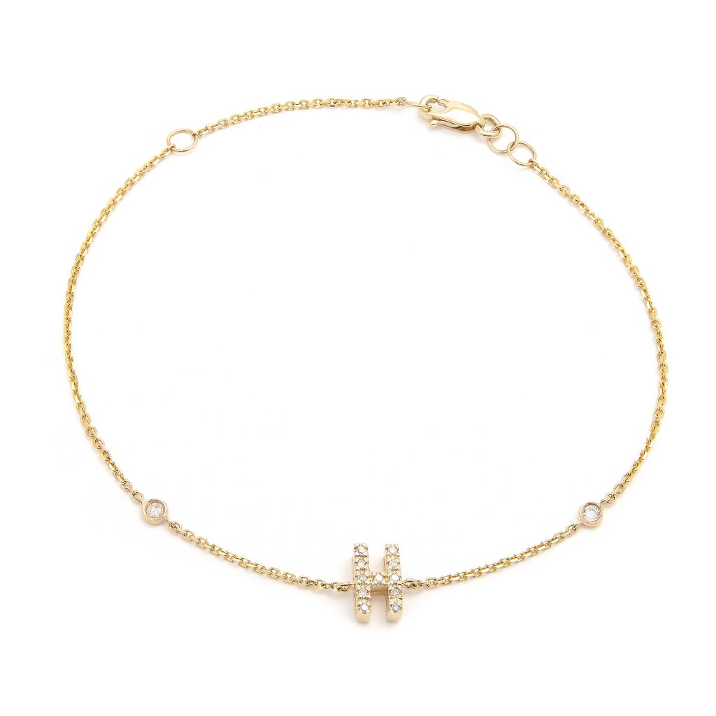 Pulsera con Inicial y Piedras Laterales en Oro Amarillo