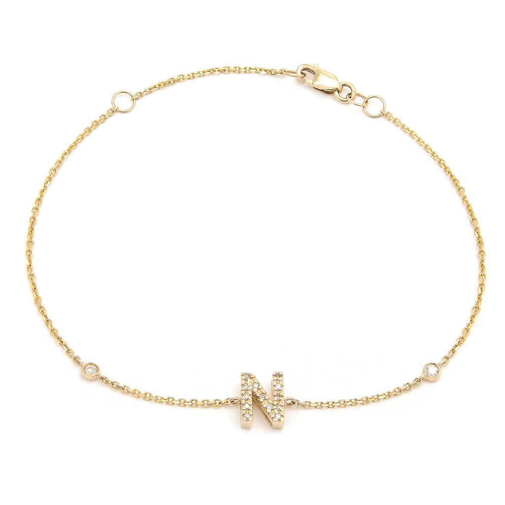 Pulsera con Inicial y Piedras Laterales en Oro Amarillo