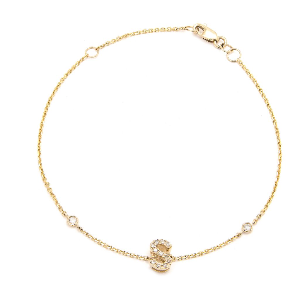 Pulsera con Inicial y Piedras Laterales en Oro Amarillo