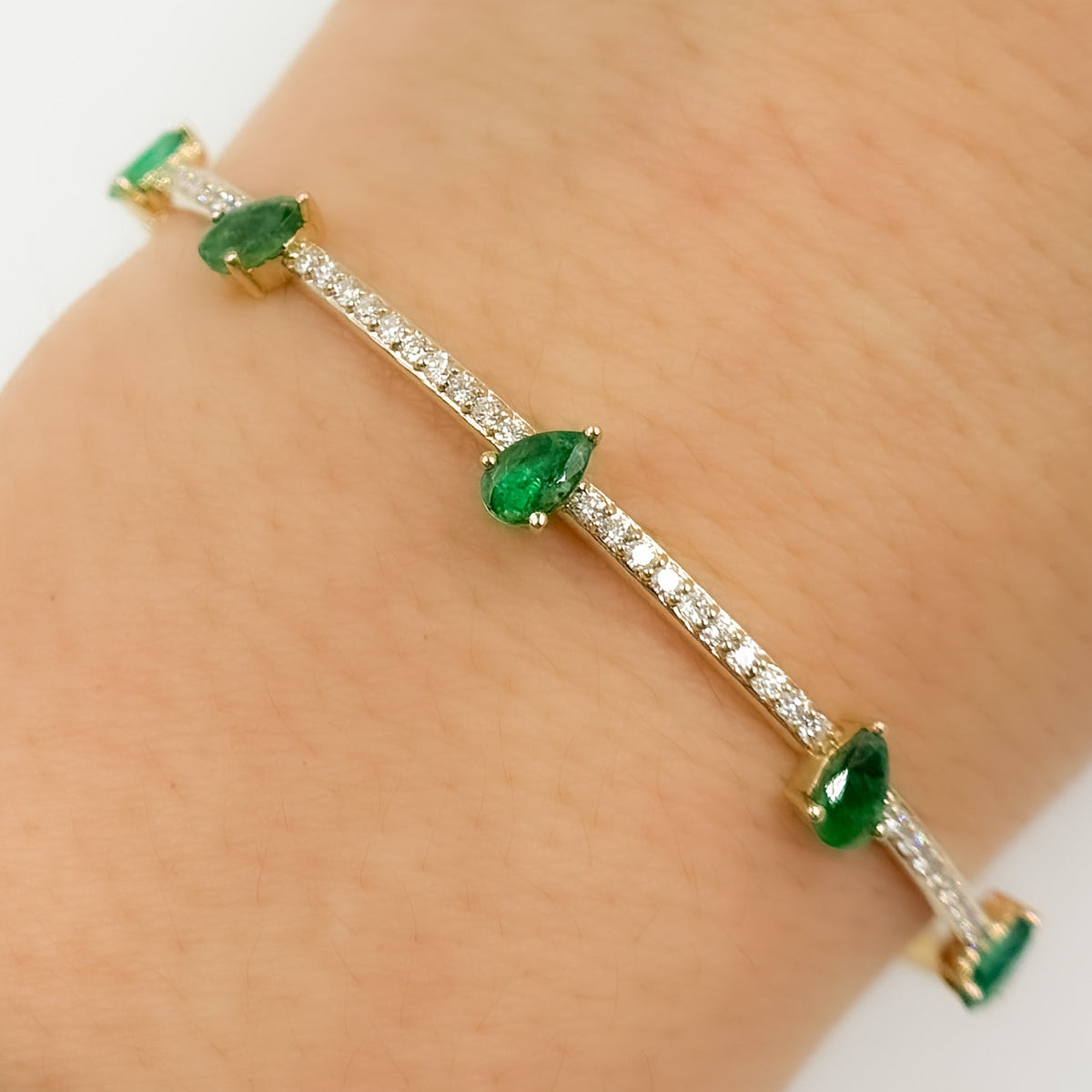 Bangle con Diamantes y Piedra de Color en Oro Amarillo 14k - Oro Amarillo - Esmeralda