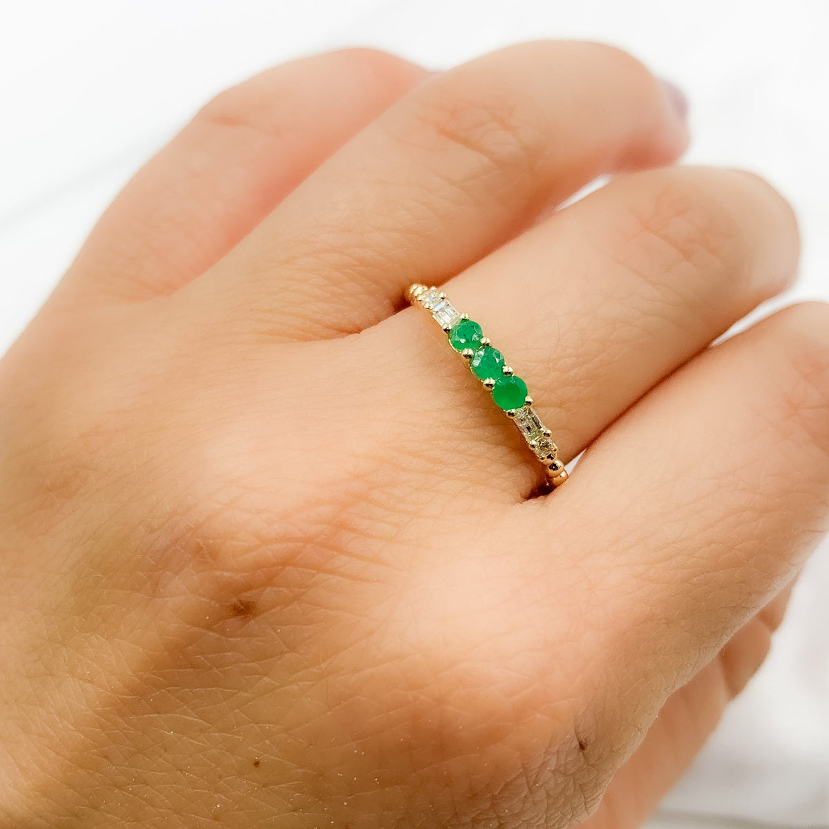 Anillo con Diamantes y Esmeralda en Oro Amarillo 14k - Oro Amarillo - Esmeralda